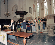 822500 Afbeelding van de voorgangster en het kerkkoor tijdens een kerkdienst van de Waalse Hervormde Gemeente in de ...